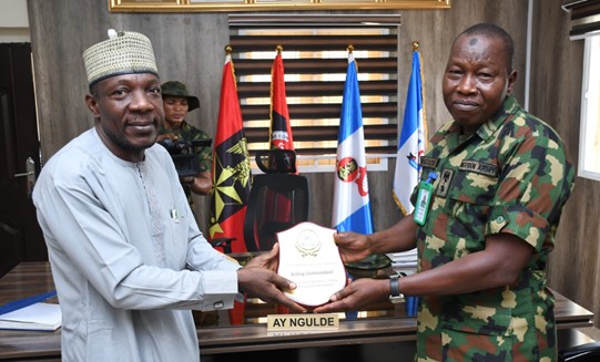 L-R: The Founder and Executive Director, Institute of Public Communication (IPC) Dr. Suleiman A. Suleiman receiving a Plaque of Honour from the Commandant Nigerian Army School of Public Relations and Information (NASPRI) Lt. Col A. Y. Ngulde
